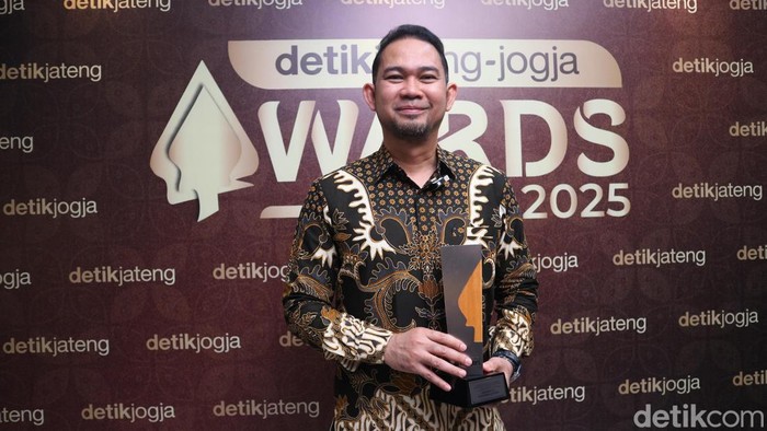 Rektor Udinus Prof. Dr. Pulung Nurtantio Andono terima penghargaan detikJateng-Jogja Awards 2025 di Gedung Gradhika Bhakti Praja, Kantor Gubernur Jawa Tengah, Semarang, Rabu (23/7/2025) malam.