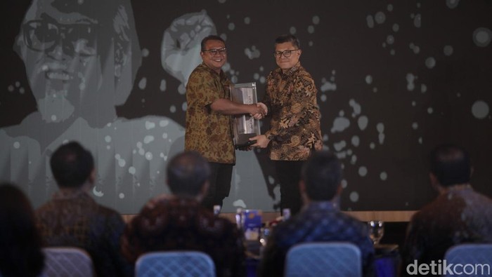 Pemred detikcom Alfito Deannova Gintings menyerahkan penghargaan ke Sekretaris Yayasan Dinamika Edukasi Dasar (DED), Rm Dr Bernardus Singgih Guritno, Rabu (23/7/2025). DED ialah yayasan yang didirikan Romo Mangun di Sleman.