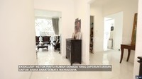 Di lantai kedua merupakan area tempat timnya berkumpul menyiapkan barang-barangnya untuk bekerja. Ada ruang menyimpan kostum untuk manggung, koleksi sepatu, hingga dapur. Foto: YouTube/Trans7 Official