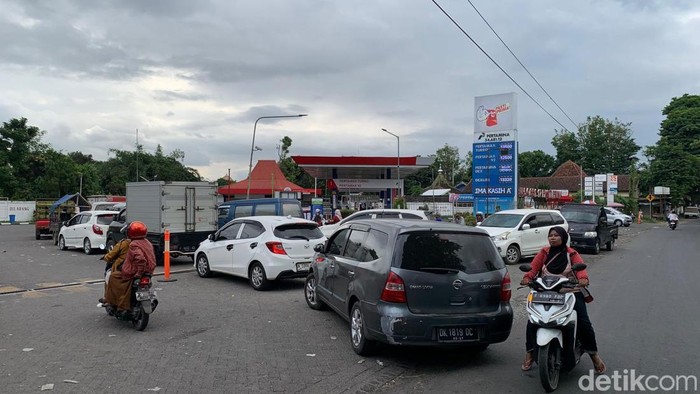 Salah satu SPBU di Jember yang antreannya terpantau berkurang usai Pertamina menambah armada pengiriman BBM.