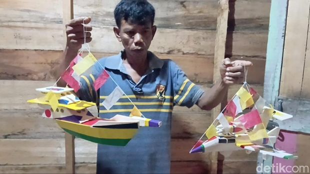 Salim, perajin miniatur kapal di Palembang
