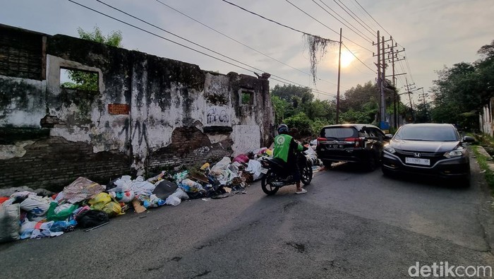 Sampah yang sempat menumpuk di pinggir Jalan Kalibokor I Surabaya.