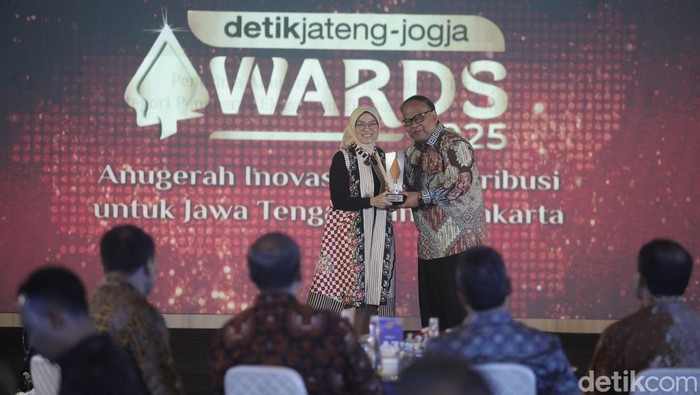 Direktur Transmedia Latif Harnoko, memberikan penghargaan kepada Kepala Bidang Komersial (Head of Commercial) untuk wilayah Jawa Tengah (Jateng) di PT HM Sampoerna Tbk, Dina Arini Sulistyowati.