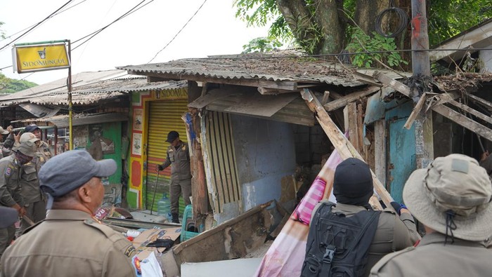 Satpol PP Bogor bongkar bangunan liar. (Dok. ist)