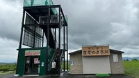 Di kota Asahikawa, prefektur Hokkaido, Jepang, kamu bisa mencoba wisata sawah unik dengan mampir ke JA Taisetsu. Dikutip dari Sora News 24 (28/7/2025), pasar lokal ini meminta pengunjung naik ke bangunan tinggi dulu. Foto: Sora News 24