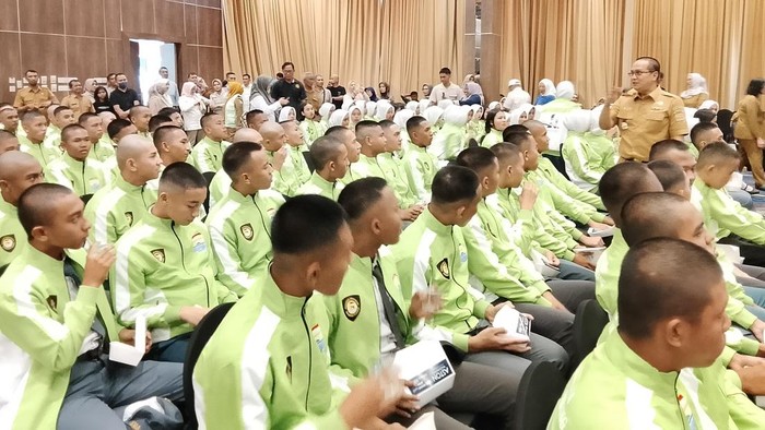 Sebanyak 114 Paskibraka menjalani masa pembinaan selama 20 hari .