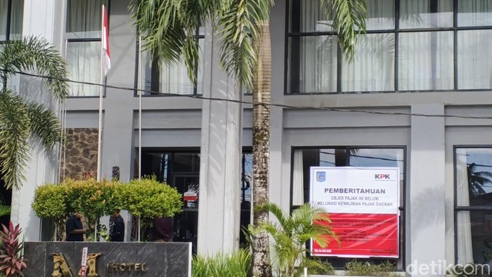 Sembilan hotel di Kota Sorong dipasangi plang oleh KPK karena menunggak pajak hingga Rp 12,3 miliar.