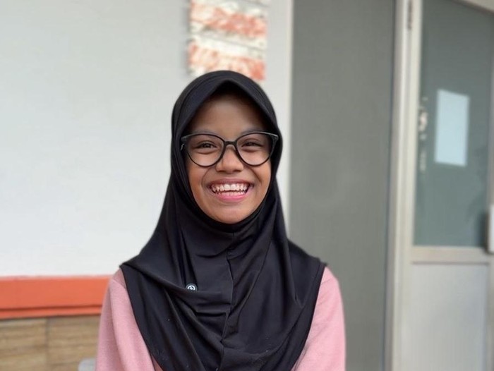 Sekolah Rakyat Menengah Pertama (SRMP) 10 Kabupaten Bogor telah mengubah keseharian siswanya, Shallom Alleanore (13) selama dua pekan.