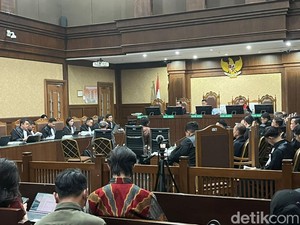 Hotman Paris Tak Terima Ditertawakan Saat Singgung Tom Lembong di Sidang