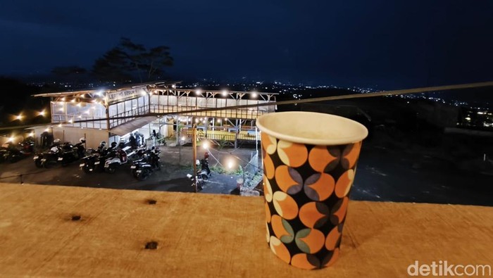 Suasana City Light di Warung Tower Kuningan