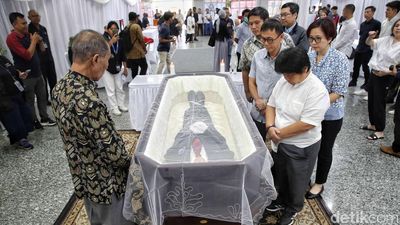 Suasana Haru Selimuti Rumah Duka Kwik Kian Gie
