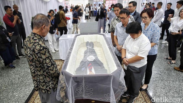 Suasana haru menyelimuti rumah duka tempat jenazah Kwik Kian Gie disemayamkan. Ekonom senior ini tutup usia dalam usia 90 tahun.