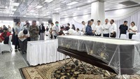 Sejumlah pelayat hadir di Rumah Duka Sentosa, Jakarta, untuk memberi penghormatan terakhir kepada Kwik Kian Gie, Selasa (29/7/2025).