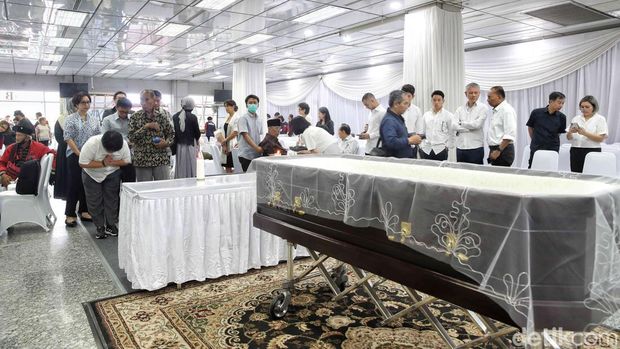 Suasana haru menyelimuti rumah duka tempat jenazah Kwik Kian Gie disemayamkan. Ekonom senior ini tutup usia dalam usia 90 tahun.
