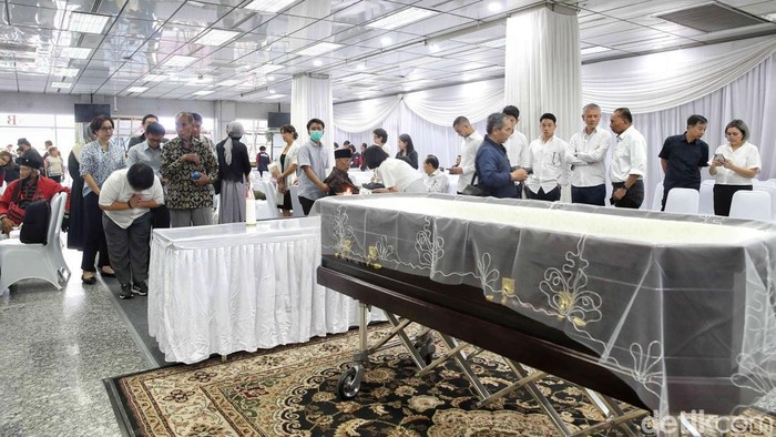 Suasana Haru Selimuti Rumah Duka Kwik Kian Gie Suasana haru menyelimuti rumah duka tempat jenazah Kwik Kian Gie disemayamkan. Ekonom senior ini tutup usia dalam usia 90 tahun.