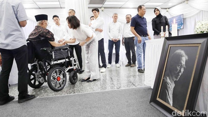 Suasana Haru Selimuti Rumah Duka Kwik Kian Gie Suasana haru menyelimuti rumah duka tempat jenazah Kwik Kian Gie disemayamkan. Ekonom senior ini tutup usia dalam usia 90 tahun.