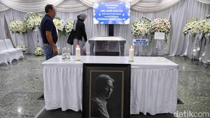 Suasana haru menyelimuti rumah duka tempat jenazah Kwik Kian Gie disemayamkan. Ekonom senior ini tutup usia dalam usia 90 tahun.