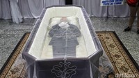 Di ruang duka, suasana terasa khidmat. Di tengah isak tangis keluarga, sesekali terdengar doa dibacakan dalam berbagai keyakinan, mencerminkan kehidupan pluralis yang selama ini dijunjung tinggi oleh almarhum.  