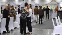 Tangis dan doa mengalir dari keluarga serta kerabat dekat yang tak henti-hentinya datang silih berganti. Di antara pelayat tampak sejumlah tokoh nasional, pejabat negara, hingga sahabat lama yang mengenang mendiang sebagai sosok sederhana, jujur, dan kritis terhadap berbagai persoalan bangsa.