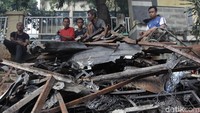 Kebakaran membuat hampir seluruh dagangan ludes, seperti pakaian, sepatu, maupun aksesoris mobil.