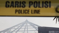 Garis polisi terpasang di luar Pasar Taman Puring.