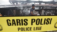 Pedagang mengambil barang dagangan di Pasar Taman Puring, Jakarta Selatan, Selasa (29/7/2025). Pasar Taman Puring kebakaran pada hari Senin (28/7) sekitar pukul 18.00 WIB.