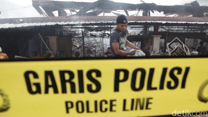 Suasana Pasar Taman Puring Usai Kebakaran, Dagangan Ludes Pedagang mengambil barang dagangan di Pasar Taman Puring, Jakarta Selatan, Selasa (29/7/2025). Pasar Taman Puring kebakaran pada hari Senin (28/7) sekitar pukul 18.00 WIB.