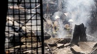 Berdasarkan pantauan di lokasi, hampir seluruh bangunan rusak akibat kebakaran. Bau asap juga masih tercium.