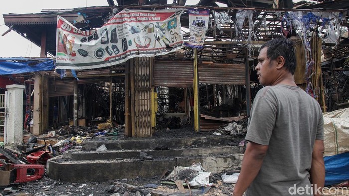 Pedagang mengambil barang dagangan di Pasar Taman Puring, Jakarta Selatan, Selasa (29/7/2025). Pasar Taman Puring kebakaran pada hari Senin (28/7) sekitar pukul 18.00 WIB.