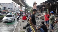 Lalu-lintas di Jalan Kyai Maja tersendat.