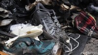 Pasar Taman Puring menjual barang seperti sepatu, kaus, tas, dan barang lainnya.