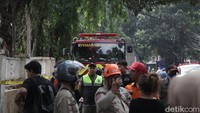 Petugas pemadam kebakaran masih melakukan pendinginan di dalam area Pasar Taman Puring.