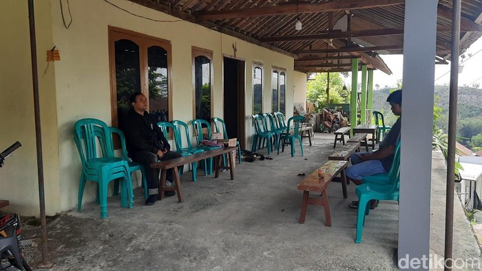 Suasana rumah duka Kukuh pria yang ditemukan tewas terikat di tebing Kayen, Pati. Foto diambil Selasa (29/7/2025).