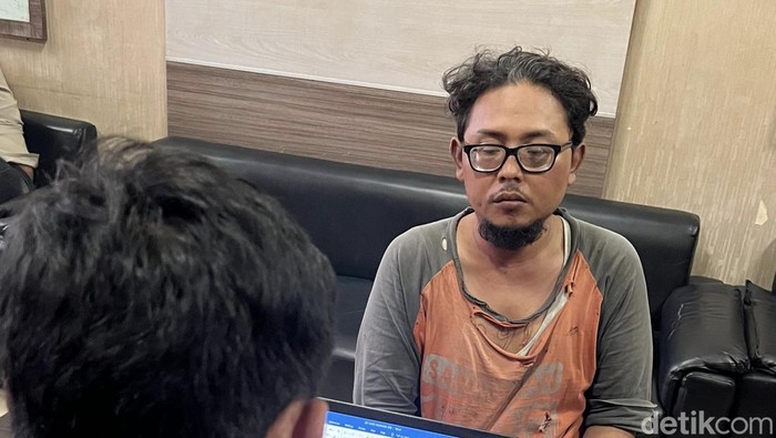 Syahrama saat menjalani pemeriksaan di ruang penyidik.