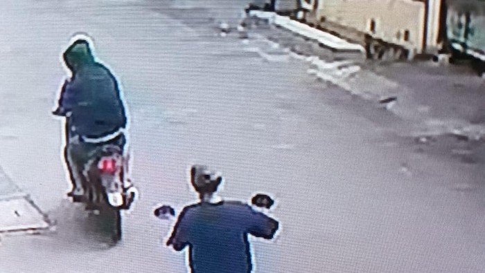 Tangkapan layar rekaman CCTV aksi pencurian motor di kawasan Sukolilo Surabaya.