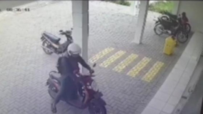 Tangkapan layar rekaman CCTV pencurian motor di Jatinom Klaten, Selasa (29/7/2025).