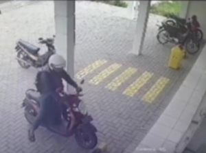 Pria Berjaket Terekam CCTV Ngembat Motor Karyawan Toko di Jemawan Klaten