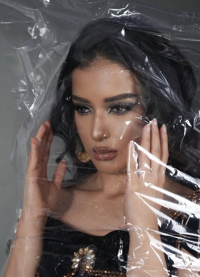 Tampilan mata makeup mata yang menonjol Smokey eyes dengan gradasi warna abu-abu, hitam, dan shimmer silver, memberikan efek mata besar dan tajam khas Barbie. Foto: dok. Instagram @tasyafarasya