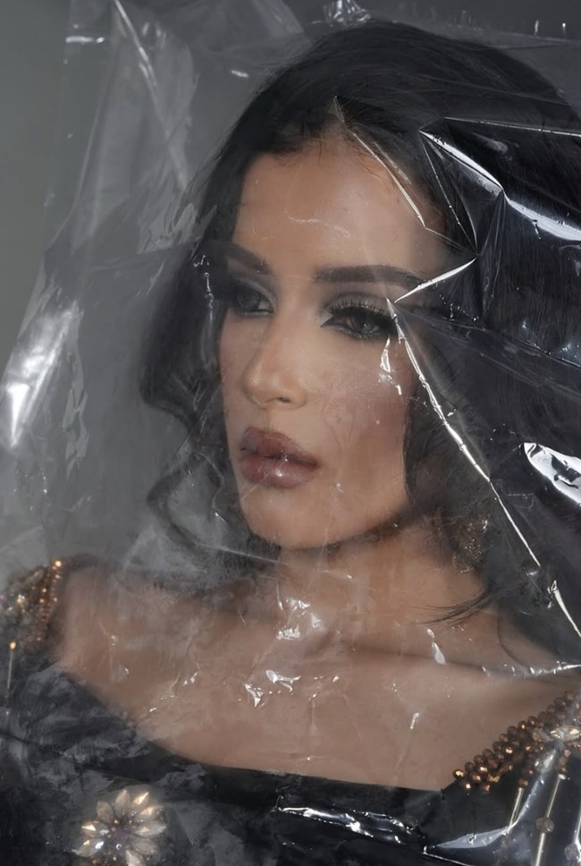 Close-up look memperlihatkan detail makeupnya. Mata dramatis dengan eyeliner tegas, bulu mata lentik, dan bibir satin.  Foto: dok. Instagram @tasyafarasya