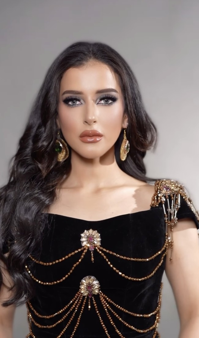 Busana hitam berbahan velvet dengan ornamen emas menjuntai menambah kesan regal.  Foto: dok. Instagram @tasyafarasya