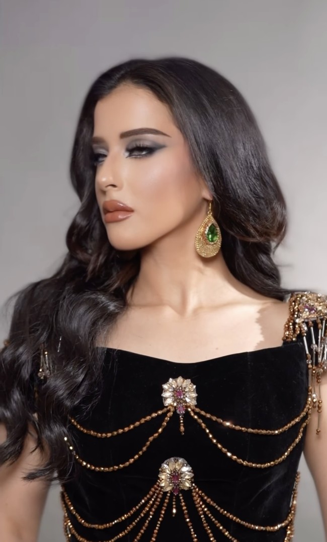 Anting besar berbentuk tetes air dengan batu hijau zamrud jadi statement piece yang mengangkat keseluruhan look. Cocok dengan tema royal Barbie. Foto: dok. Instagram @tasyafarasya