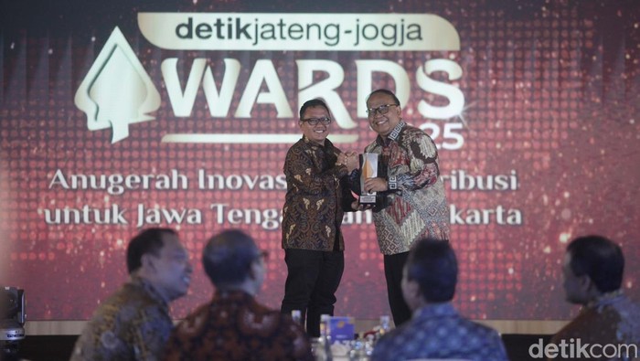 General Manager Consumer Business Telkomsel Region Jawa Tengah dan DIY, Gamada saat menerima penghargaan detikJateng-Jogja Awards 2025, Rabu (23/7/2025).