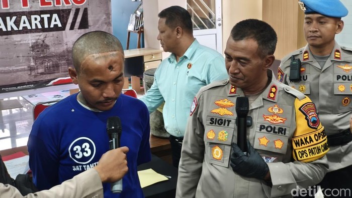 Tersangka pembunuhan  Deki Setiawan, saat konferensi pers di Mapolresta Solo, Selasa (29/7/2025).