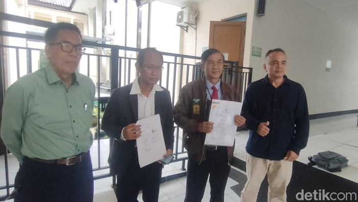 Tim kuasa hukum Dadan Ginanjar tunjukan surat gugatan praperadilan