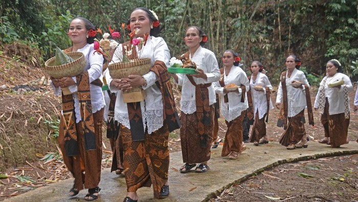 Tradisi Manten Tembakau, Warisan Budaya Petani Magelang di Lereng Sumbing Sejumlah warga melangsungkan prosesi Manten Tembakau di sendang Piwakan, kawasan lereng Gunung Sumbing Dusun Gopaan, Genito, Windusari, Magelang, Jawa Tengah, Selasa (29/7/2025). Tradisi turun temurun sejak puluhan tahun silam tersebut dilaksanakan masyarakat petani setempat setiap Selasa Pahing bulan Sapar penanggalan Jawa sebagai wujud permohonan kepada Tuhan agar mendapat kesuksesan dan kelancaran selama musim tembakau. ANTARA FOTO/Anis Efizudin/YU