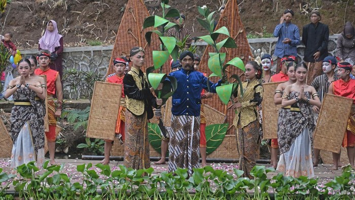 Tradisi Manten Tembakau, Warisan Budaya Petani Magelang di Lereng Sumbing Sejumlah warga melangsungkan prosesi Manten Tembakau di sendang Piwakan, kawasan lereng Gunung Sumbing Dusun Gopaan, Genito, Windusari, Magelang, Jawa Tengah, Selasa (29/7/2025). Tradisi turun temurun sejak puluhan tahun silam tersebut dilaksanakan masyarakat petani setempat setiap Selasa Pahing bulan Sapar penanggalan Jawa sebagai wujud permohonan kepada Tuhan agar mendapat kesuksesan dan kelancaran selama musim tembakau. ANTARA FOTO/Anis Efizudin/YU