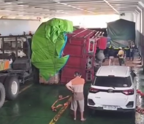Truk terguling hingga menimpa sepeda motor di dalam kapal Ferry Poto Tano-Kayangan, Selasa (29/7/2025). (Instagram @semaras_sia)
