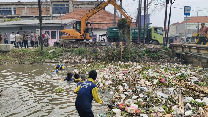 Tumpukan sampah di salah satu sungai Sidoarjo