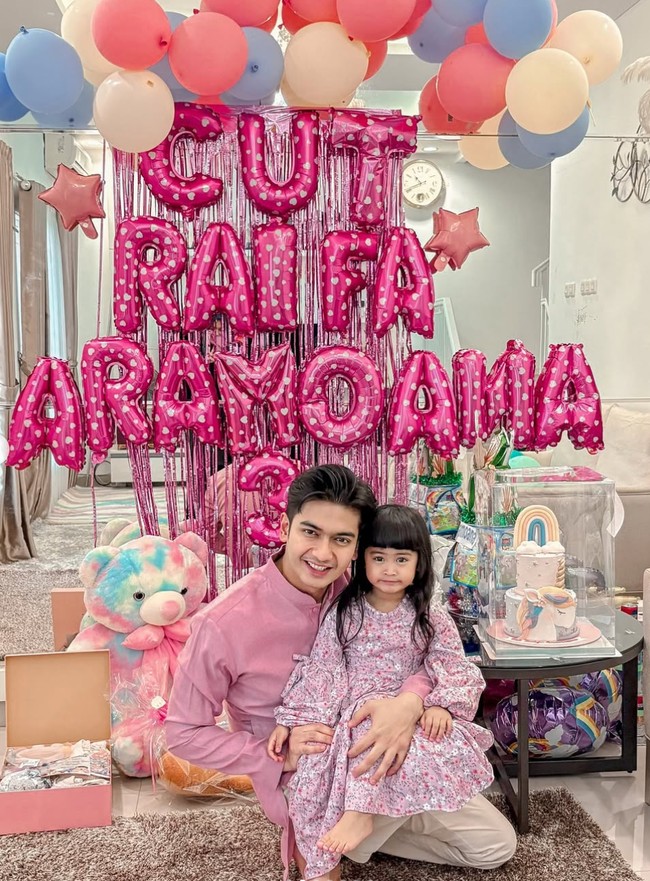 Teuku Ryan memilih membuat perayaan sederhana di rumah dengan nuansa pink. Ryan dan Moana pun tampil kompak kenakan busana bernuansa senada. Terlihat salah satu ruangan rumah yang sudah didekorasi meriah dengan balon, boneka, kue ulang tahun, serta tulisan Cut Raifa Aramoana 3. Foto: Instagram/@teukuryantr/@riaricis1795