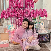 Teuku Ryan memilih membuat perayaan sederhana di rumah dengan nuansa pink. Ryan dan Moana pun tampil kompak kenakan busana bernuansa senada. Terlihat salah satu ruangan rumah yang sudah didekorasi meriah dengan balon, boneka, kue ulang tahun, serta tulisan Cut Raifa Aramoana 3. Foto: Instagram/@teukuryantr/@riaricis1795